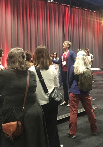 Foto av IASSIST:s ordförande San Cannon när hon talar på konferensens mottagning på tisdagskvällen.