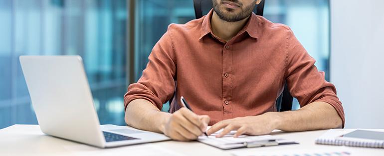 Bild på en dataskärm med ett textdokument ur fokus