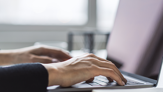 Händer vid tangentbord