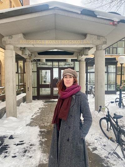 Karin Westin Tikkanen utanför entrén till Kungliga Konsthögskolan.