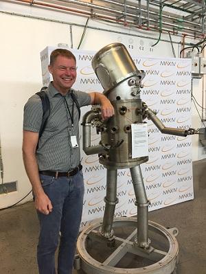 Max Petzold poserar med plåtfigur.